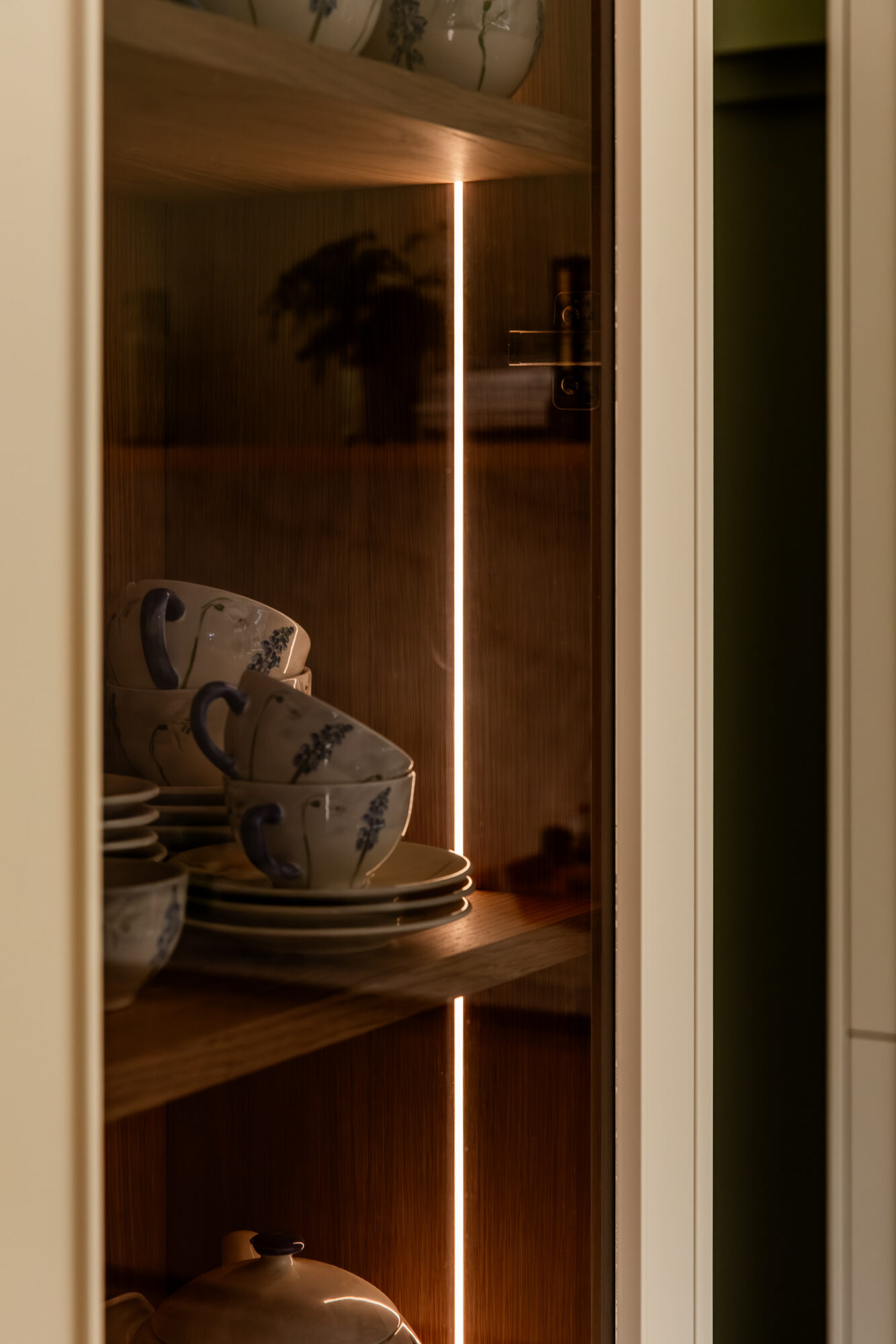 Verlichting in vitrinekast met servies
