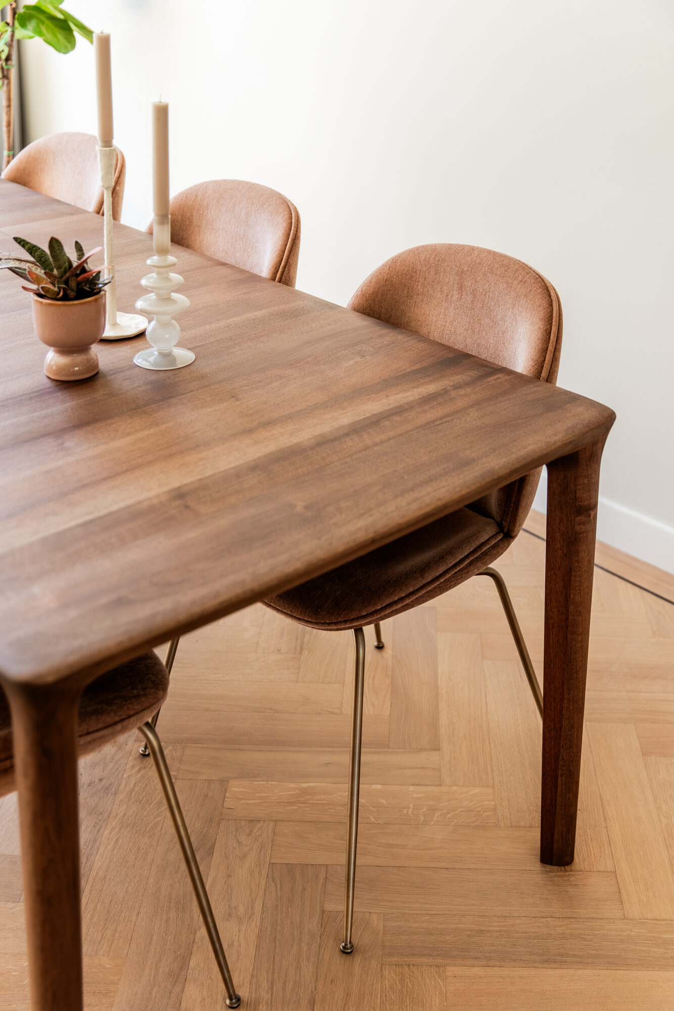 Walnoot eettafel met stoelen op eiken visgraatvloer
