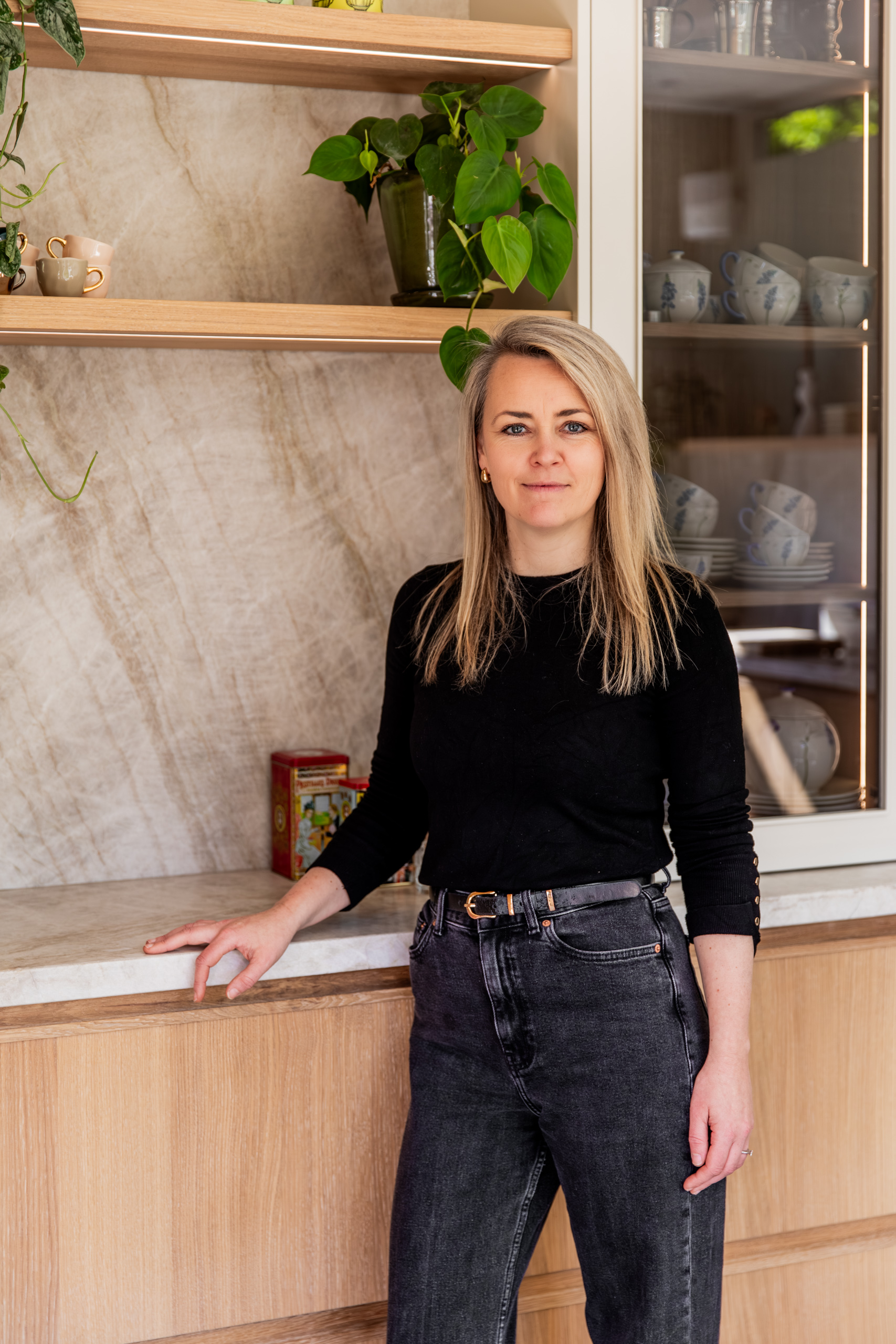 Lisette van de Wouw, interieurontwerper van Authentic Interiors, in de keuken in Overveen