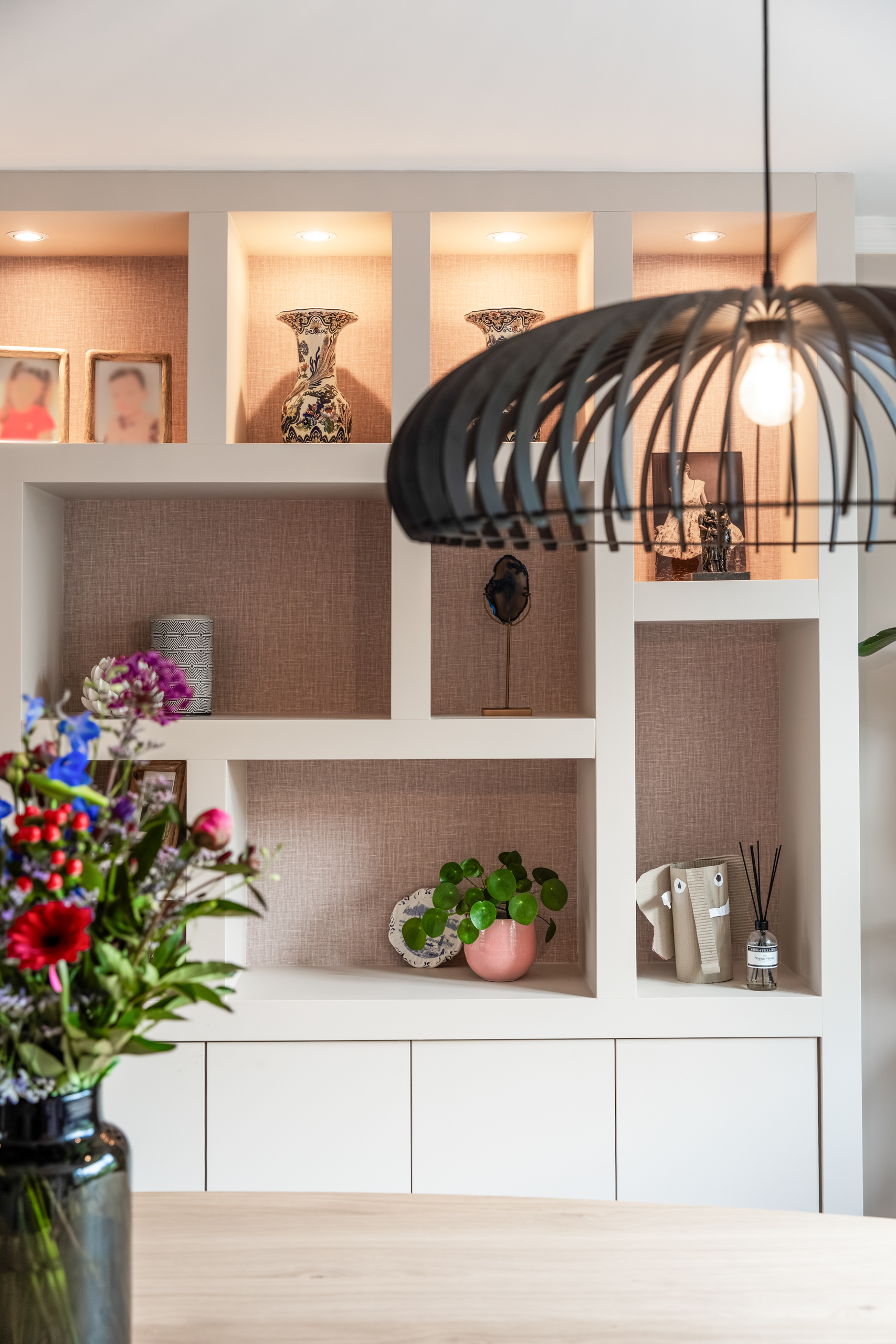 Witte maatwerk vakkenkast met verlichte nissen en grasbehang in de eetkamer, interieurontwerp woning Bennebroek door Authentic Interiors