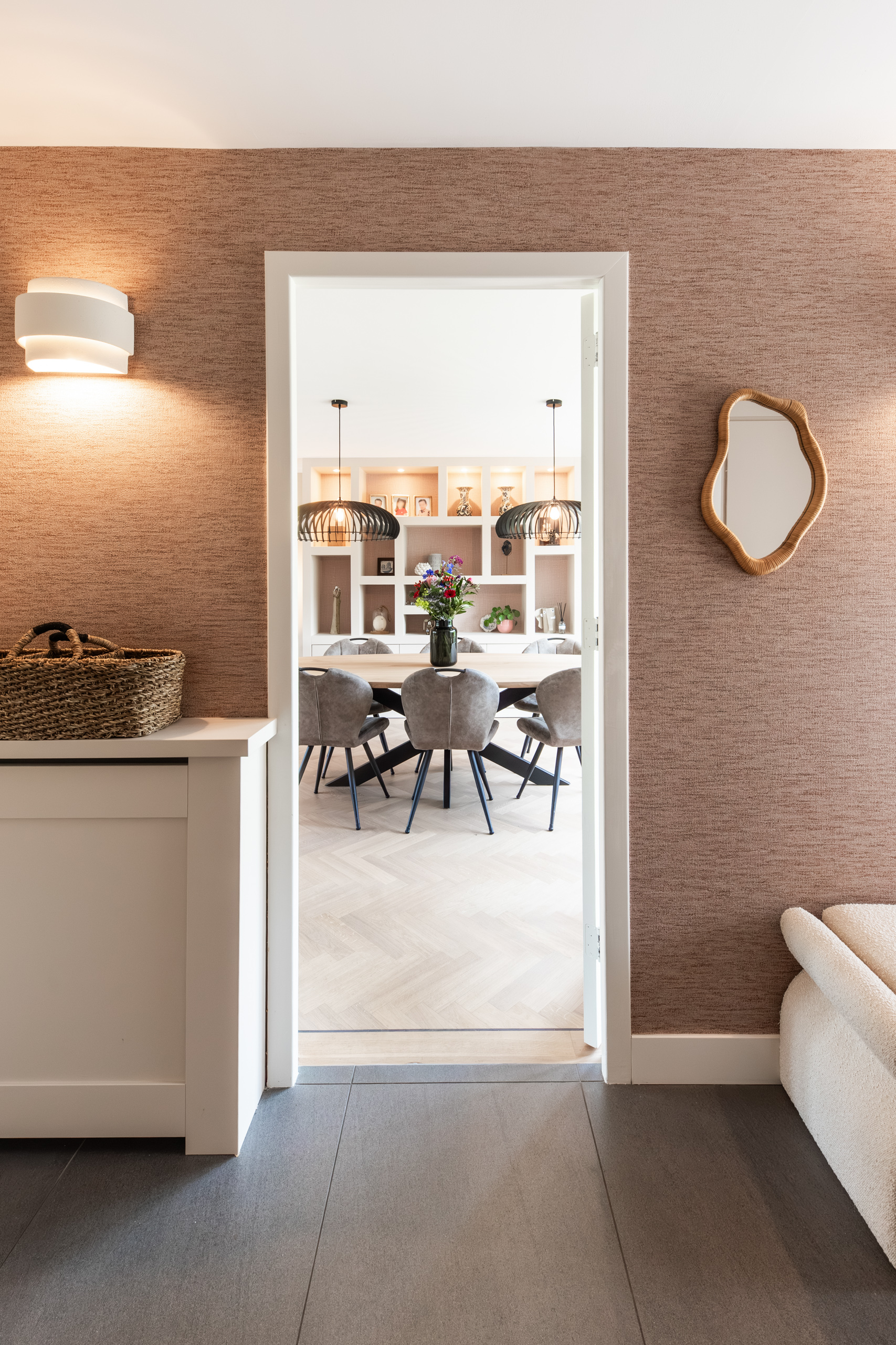Hal met behang en doorkijk naar de eetkamer, interieurontwerp woning Bennebroek door Authentic Interiors