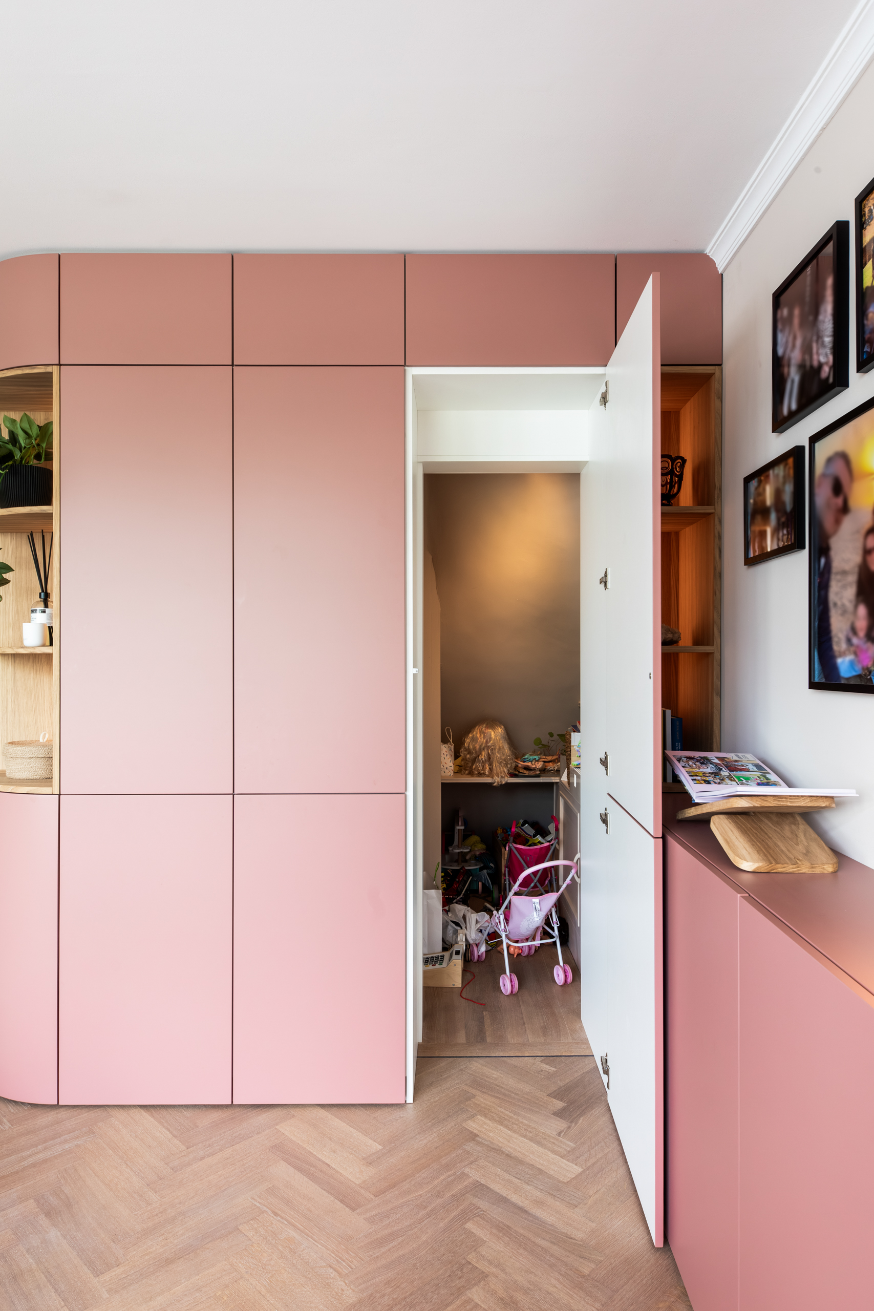 Verborgen deur in de terra-roze maatwerkkast opent naar de geïntegreerde speelhoek, interieurontwerp woning Bennebroek door Authentic Interiors