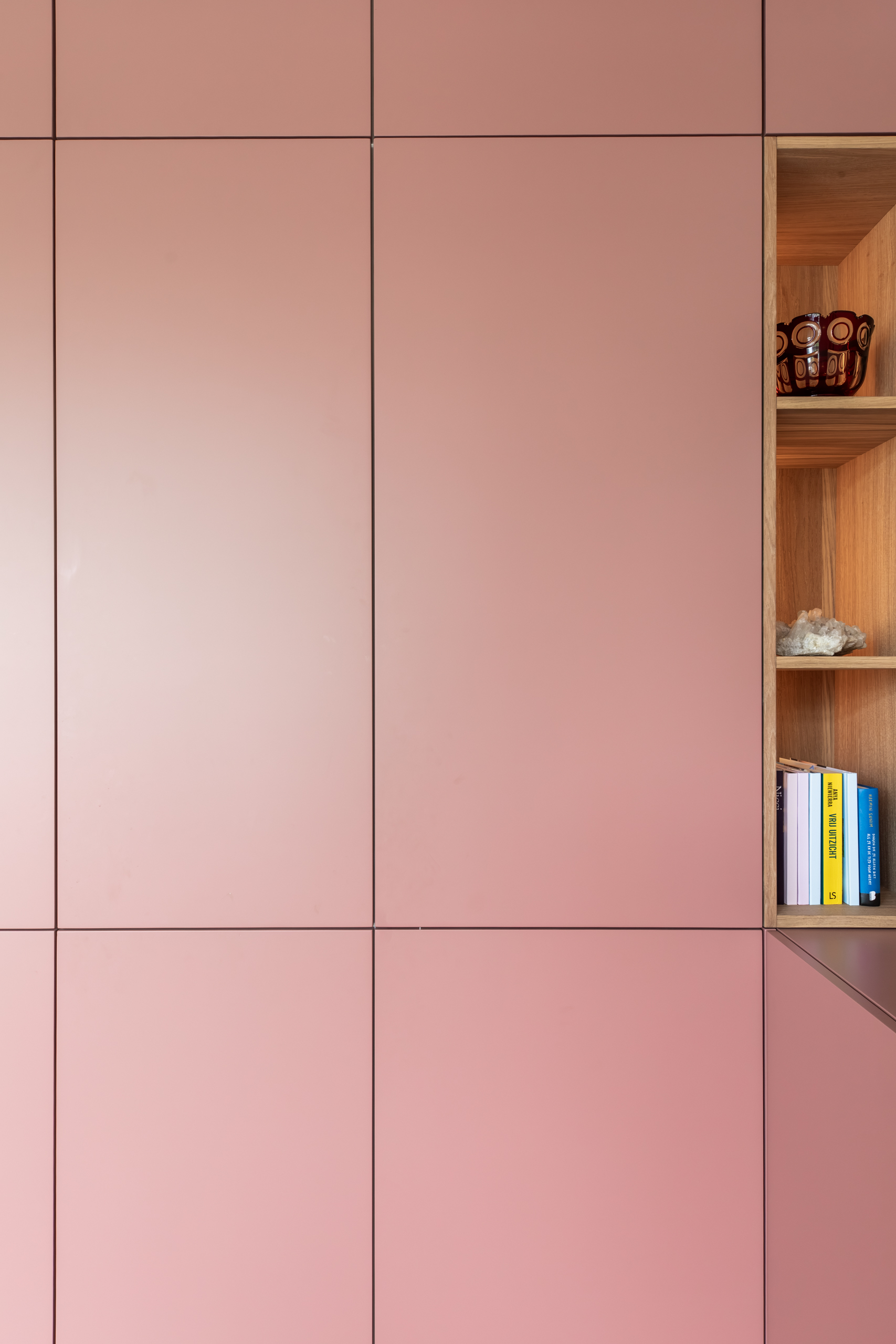 Terra-roze maatwerkvlak met eiken nis, interieurontwerp woning Bennebroek door Authentic Interiors