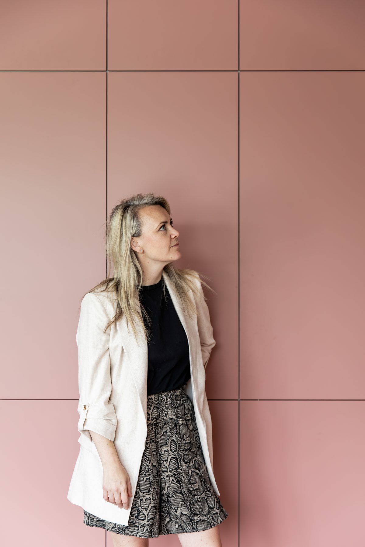 Lisette van de Wouw, interieurontwerper bij Authentic Interiors, voor een roze maatwerkkast