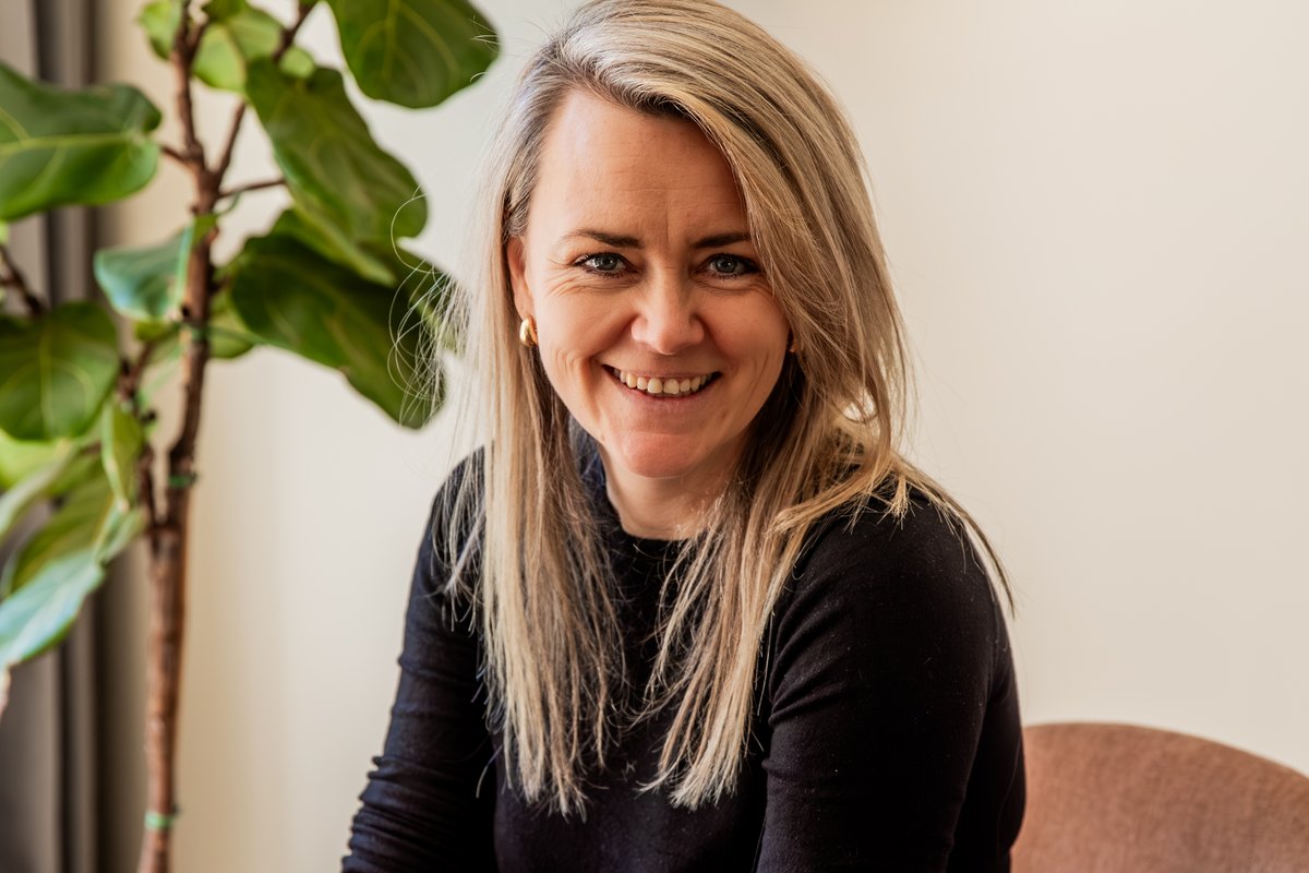 Interieurontwerper Lisette van de Wouw aan tafel tijdens een gesprek